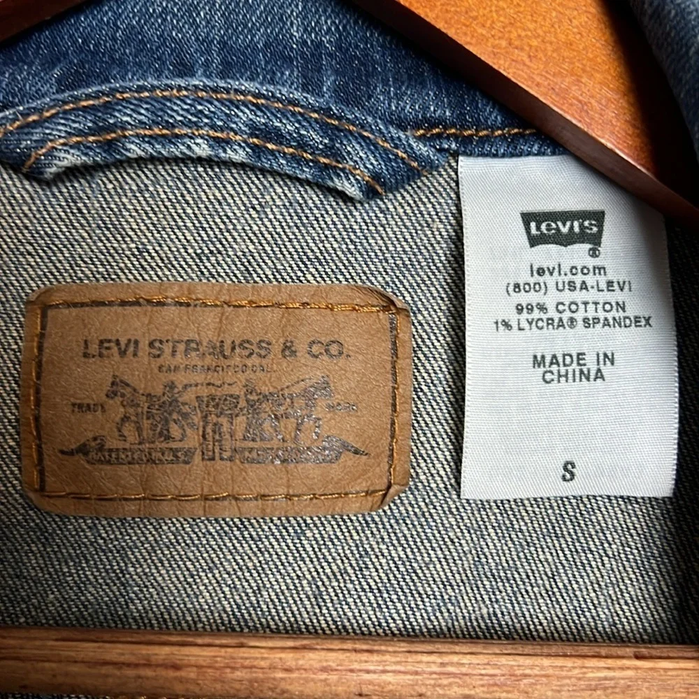 Levi’s Crop Jean Jacket Distressed Cowgirl Size Small